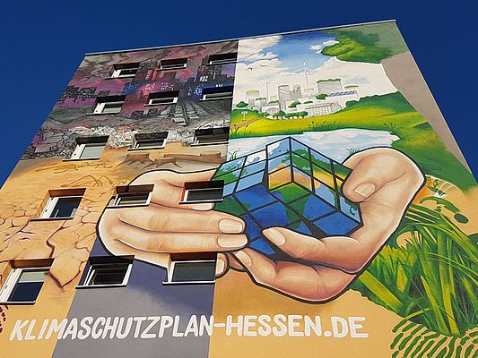 Klima-Graffiti des Künstlers Justus Becker an einem Wohnhaus in Frankfurt am Main