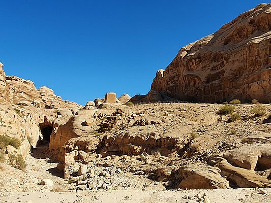 Der antike nabatäische Entwässerungstunnel (Mudhlim-Tunnel und Reste des Staudamms) in Petra, Weltkulturerbe in Jordanien (September 2021)